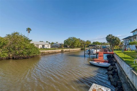 House in Port Richey, Florida 4 bedrooms, 188.03 sq.m. № 2098786 - photo 17
