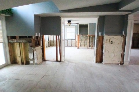 House in Port Richey, Florida 4 bedrooms, 188.03 sq.m. № 2098786 - photo 24