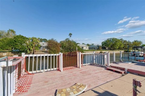 House in Port Richey, Florida 4 bedrooms, 188.03 sq.m. № 2098786 - photo 13