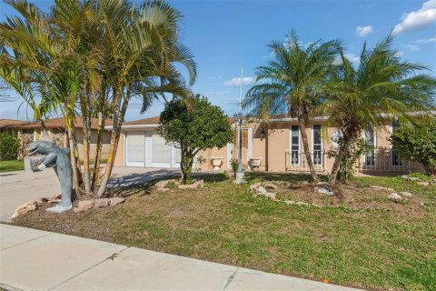 House in Port Richey, Florida 4 bedrooms, 188.03 sq.m. № 2098786 - photo 4