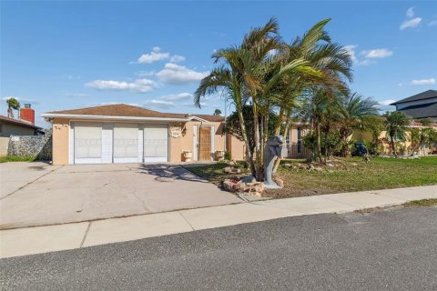 House in Port Richey, Florida 4 bedrooms, 188.03 sq.m. № 2098786 - photo 2
