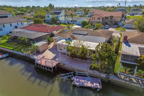 House in Port Richey, Florida 4 bedrooms, 188.03 sq.m. № 2098786 - photo 18