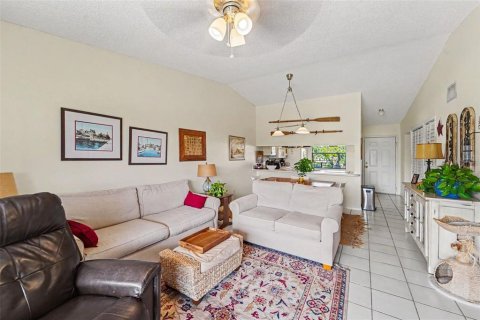 Condo in Tarpon Springs, Florida, 2 bedrooms  № 2322827 - photo 2
