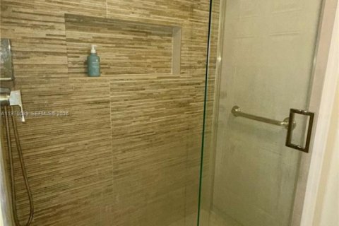 House in Weston, Florida 4 bedrooms, 242.66 sq.m. № 2041737 - photo 12