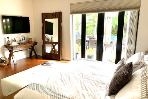 House in Weston, Florida 4 bedrooms, 242.66 sq.m. № 2041737 - photo 14