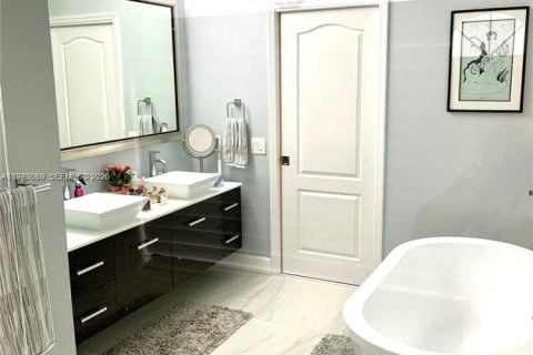 House in Weston, Florida 4 bedrooms, 242.66 sq.m. № 2041737 - photo 16