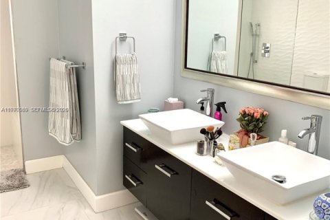 House in Weston, Florida 4 bedrooms, 242.66 sq.m. № 2041737 - photo 15