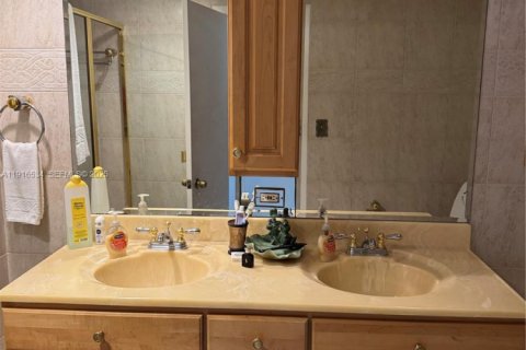 Condo in Miami, Florida, 2 bedrooms № 2082518 - photo 6