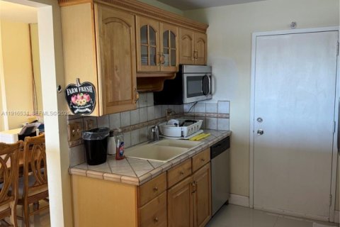 Condo in Miami, Florida, 2 bedrooms № 2082518 - photo 9