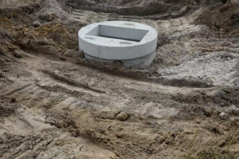 Commercial property in Cape Coral, Florida № 1959374 - photo 5