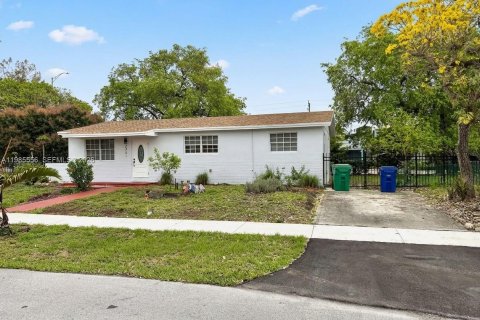 Casa en venta en Miami Gardens, Florida, 3 dormitorios, 107.21 m2 № 2047067 - foto 2