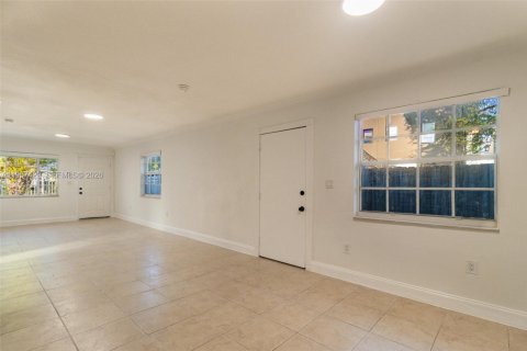 Casa en venta en Miami, Florida, 3 dormitorios, 111.11 m2 № 2029131 - foto 7