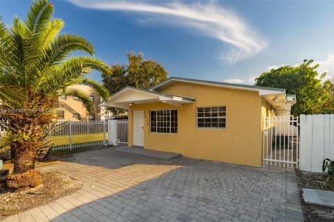 Casa en venta en Miami, Florida, 3 dormitorios, 111.11 m2 № 2029131 - foto 2