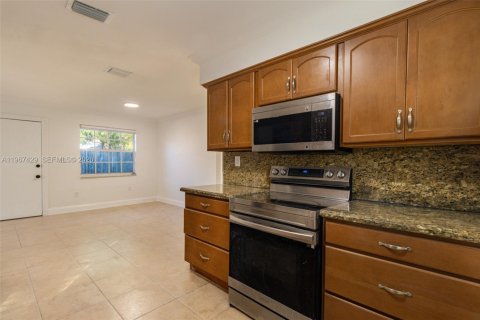 Casa en venta en Miami, Florida, 3 dormitorios, 111.11 m2 № 2029131 - foto 11