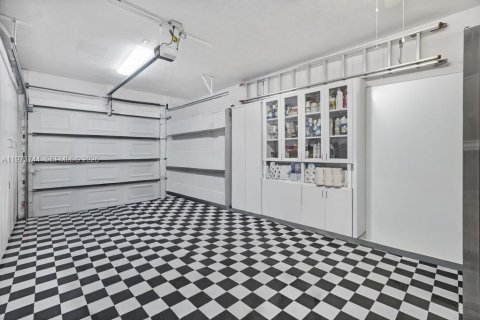 House in Miami, Florida 3 bedrooms, 185.25 sq.m. № 2041433 - photo 26