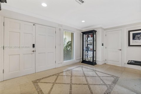 House in Miami, Florida 3 bedrooms, 185.25 sq.m. № 2041433 - photo 3