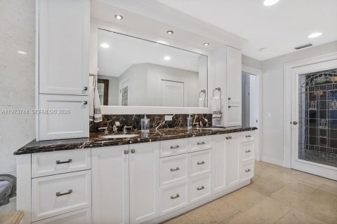 House in Miami, Florida 3 bedrooms, 185.25 sq.m. № 2041433 - photo 12