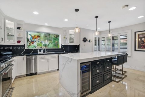 House in Miami, Florida 3 bedrooms, 185.25 sq.m. № 2041433 - photo 4