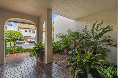 House in Miami, Florida 3 bedrooms, 185.25 sq.m. № 2041433 - photo 2