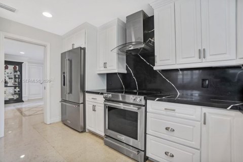 House in Miami, Florida 3 bedrooms, 185.25 sq.m. № 2041433 - photo 7