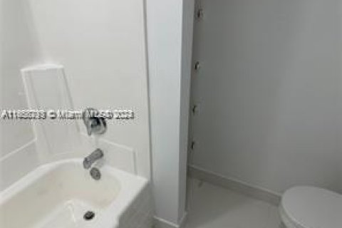 Condo in North Miami, Florida, 2 bedrooms  № 1861780 - photo 10