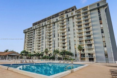 Condo in North Miami, Florida, 2 bedrooms  № 1861780 - photo 13