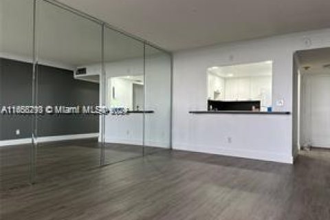 Condo in North Miami, Florida, 2 bedrooms  № 1861780 - photo 12