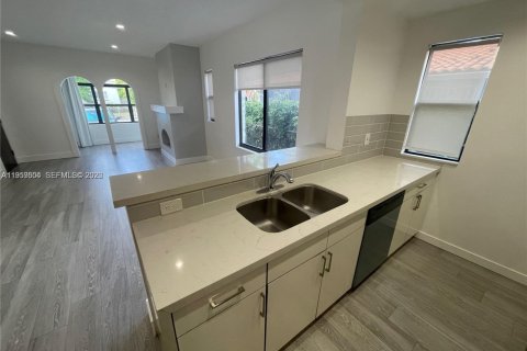 Apartamento en alquiler en Miami, Florida, 2 dormitorios, 444.44 m2 № 2020248 - foto 3
