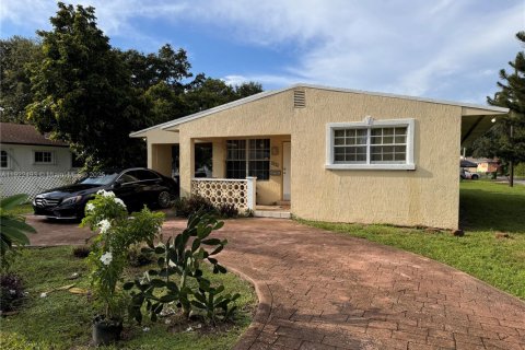 Villa ou maison à louer à Hallandale Beach, Floride: 3 chambres, 149.2 m2 № 2018883 - photo 2
