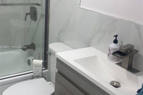 Снять в аренду кондоминиум в Лодерхилл, Флорида 2 спальни, 88.81м2, № 1986819 - фото 8