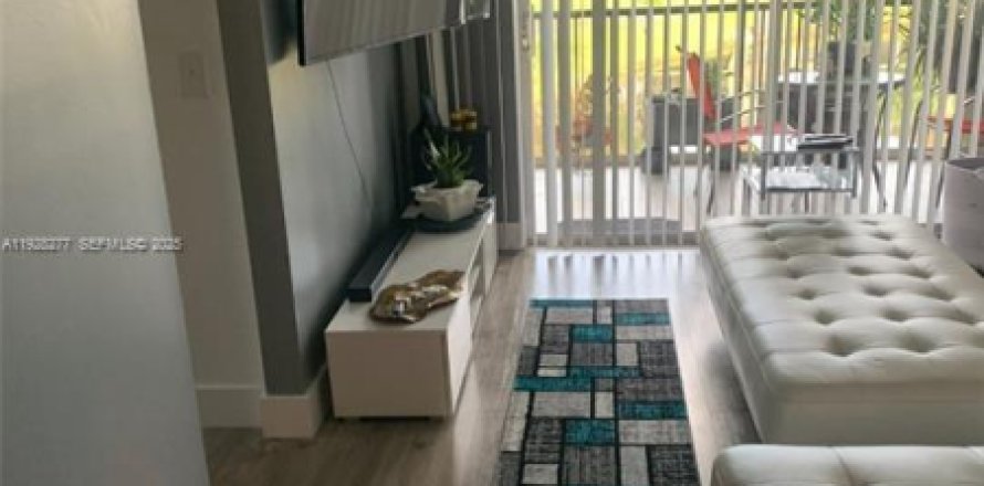 Кондоминиум с 2 спальнями в Лодерхилл, Флорида № 1986819