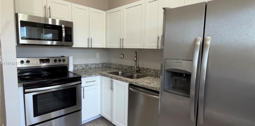 Кондоминиум с 2 спальнями в Майами, Флорида № 1974020