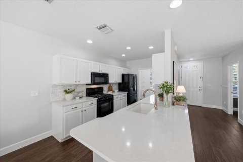 Townhouse in Tampa, Florida 3 bedrooms, 143.07 sq.m. № 2202712 - photo 8