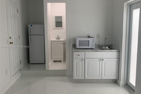 Villa ou maison à louer à Miami, Floride: 123.56 m2 № 1989652 - photo 3