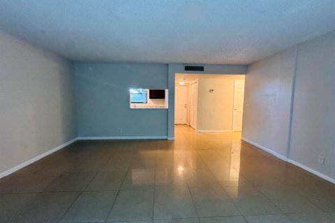 Condo in West Palm Beach, Florida, 1 bedroom № 2382978 - photo 4