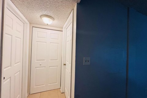 Condo in West Palm Beach, Florida, 1 bedroom № 2382978 - photo 16