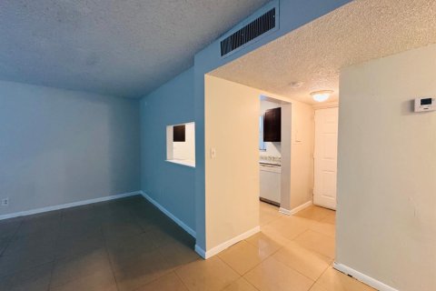 Condo in West Palm Beach, Florida, 1 bedroom № 2382978 - photo 6