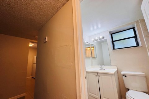 Condo in West Palm Beach, Florida, 1 bedroom № 2382978 - photo 19