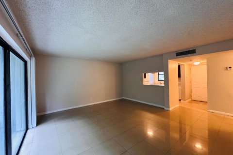 Condo in West Palm Beach, Florida, 1 bedroom № 2382978 - photo 5