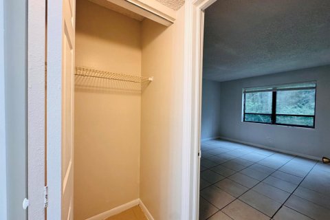 Condo in West Palm Beach, Florida, 1 bedroom № 2382978 - photo 20