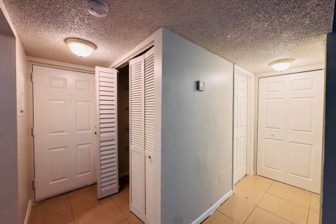 Condo in West Palm Beach, Florida, 1 bedroom № 2382978 - photo 14