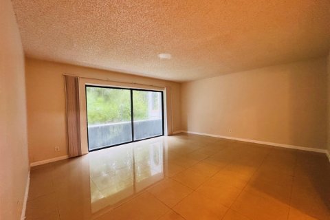 Condo in West Palm Beach, Florida, 1 bedroom № 2382978 - photo 2