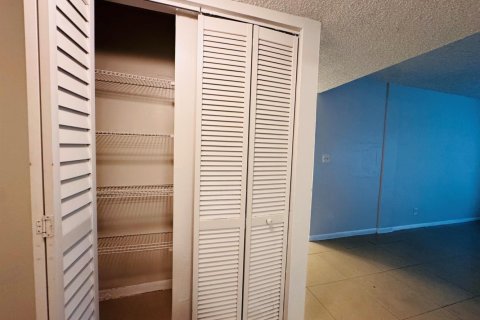 Condo in West Palm Beach, Florida, 1 bedroom № 2382978 - photo 13