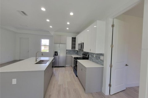 House in North Port, Florida 3 bedrooms, 138.98 sq.m. № 1886858 - photo 2