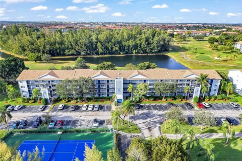 Купить кондоминиум в Пемброк-Пайнс, Флорида 2 спальни, 125.51м2, № 2038124 - фото 30