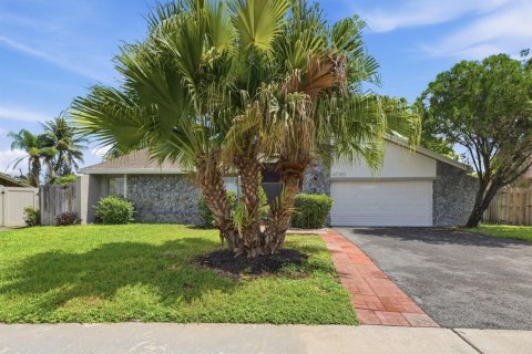 Villa ou maison à Lauderhill, Floride 4 chambres, 201.04 m2 № 2374475