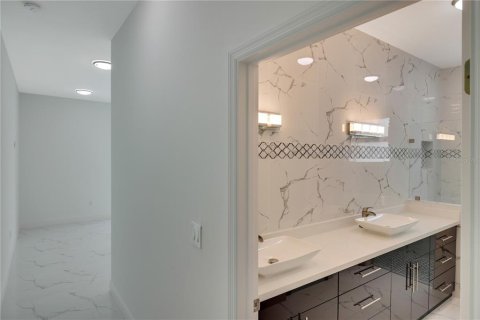 House in Rotonda, Florida 3 bedrooms, 192.87 sq.m. № 835227 - photo 15