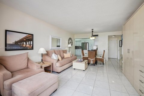 Condo in Hollywood, Florida, 1 bedroom  № 1863753 - photo 13