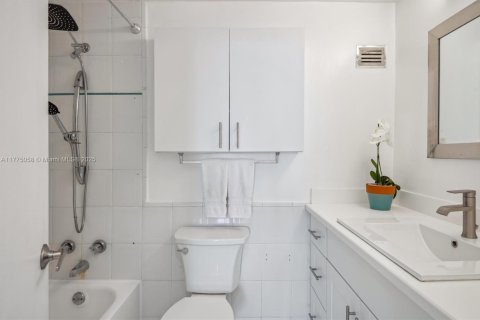 Condo in Hollywood, Florida, 1 bedroom  № 1863753 - photo 19