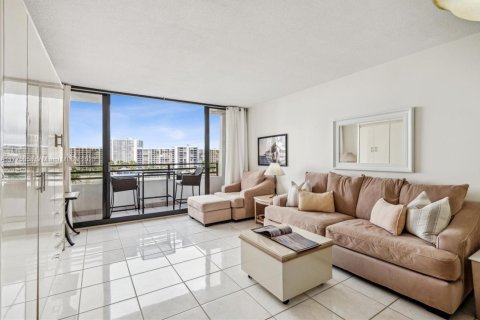 Condo in Hollywood, Florida, 1 bedroom  № 1863753 - photo 11